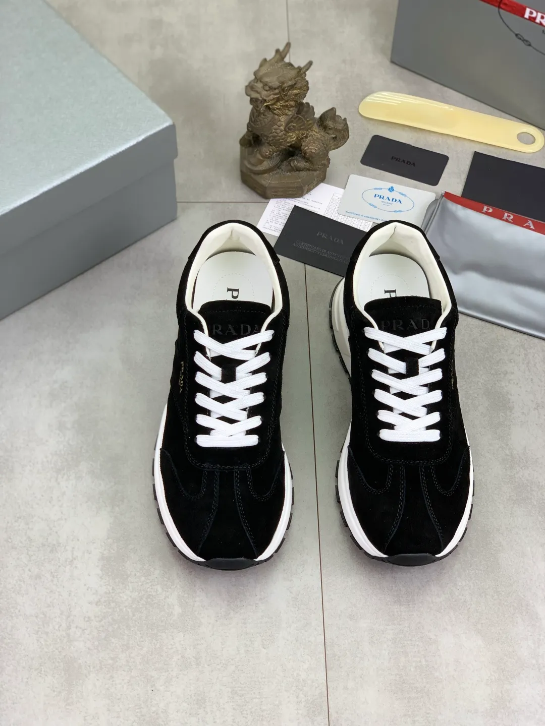 Men's Men's Shoes 💰P560 💰【New Style】 The latest model of high-quality PRADA classic men's shoes has been launched on the official website at a 1:1 replica, synchronized in Hong Kong and on the same catwalk; all made of calfskin➕imported cowhide lining, 🍡🍡original rubber outsole, non-slip and wear-resistant; comfortable on the feet, attractive style, fine workmanship, and simple and neat shoe lasts, highlighting a man's courage and toughness, 👍size 38 to 44 (45 can be customized) black White color🉑️choose